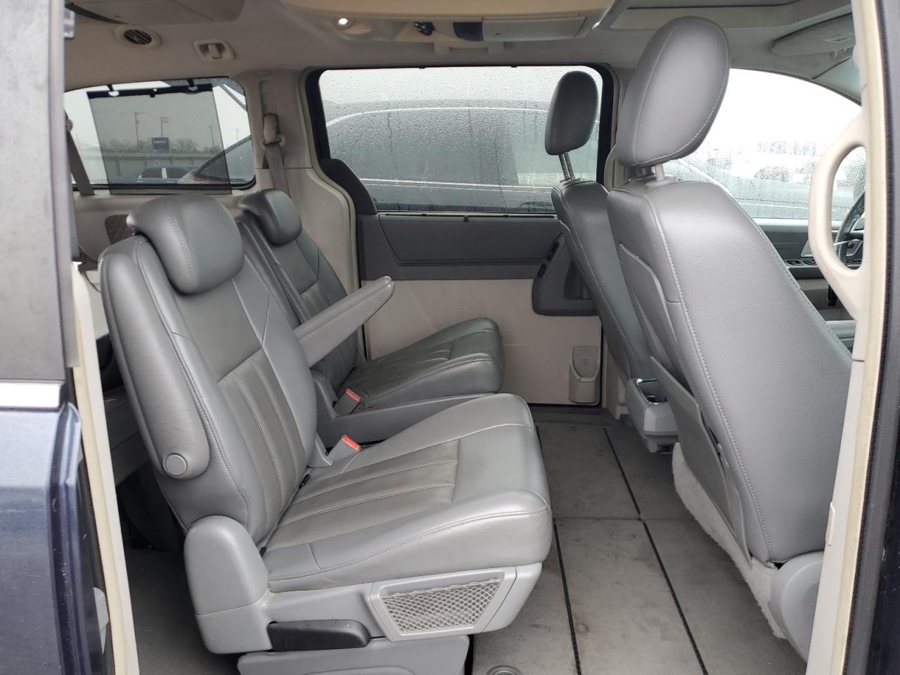2008 Chrysler Town & Country - Image 11