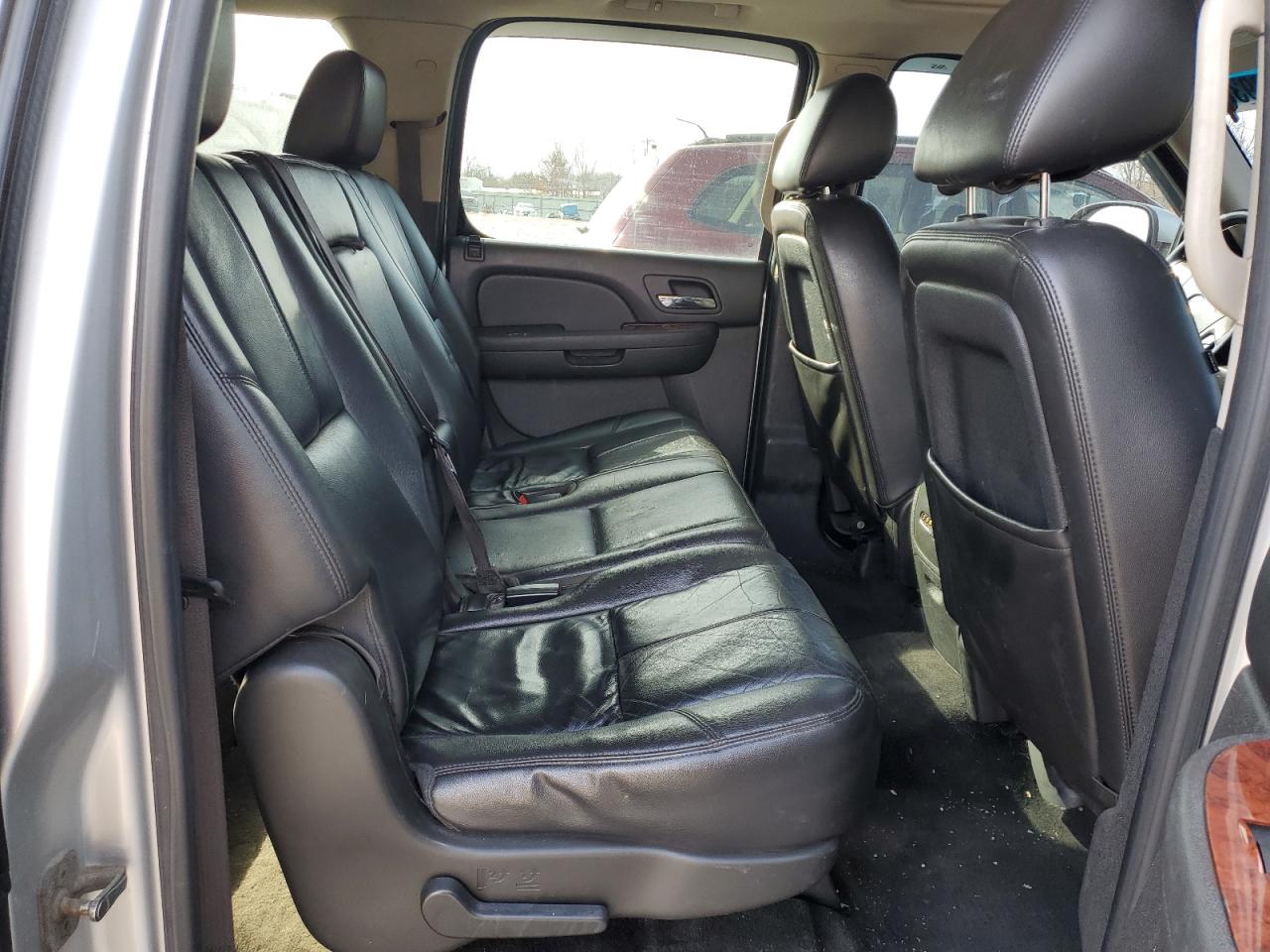 2012 Chevrolet Suburban - Image 11