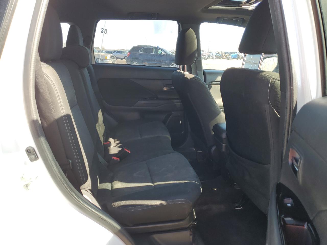 2018 Mitsubishi Outlander - Image 11