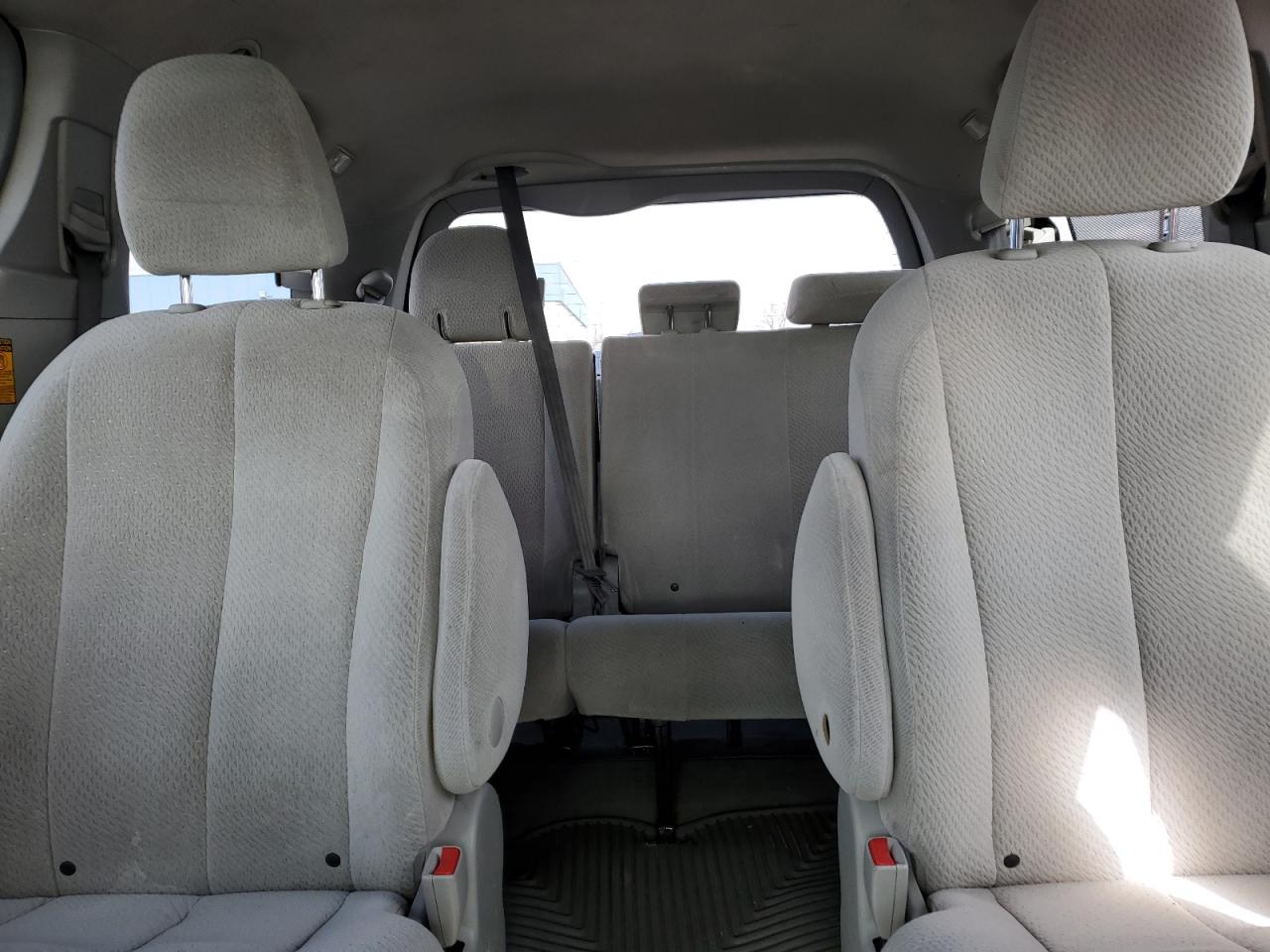 2014 Toyota Sienna - Image 10