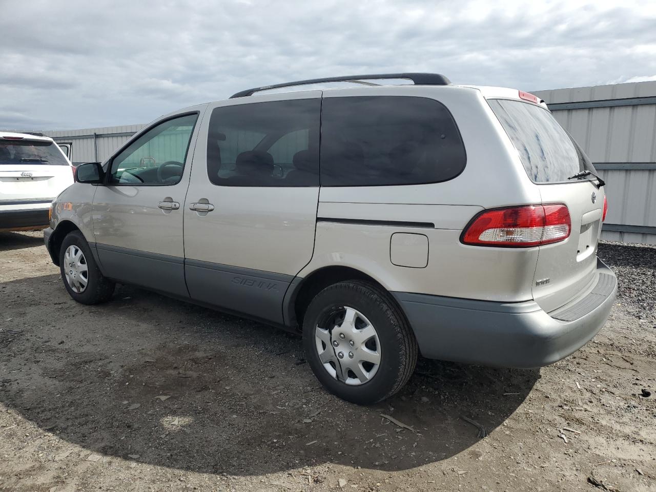 2002 Toyota Sienna - Image 2