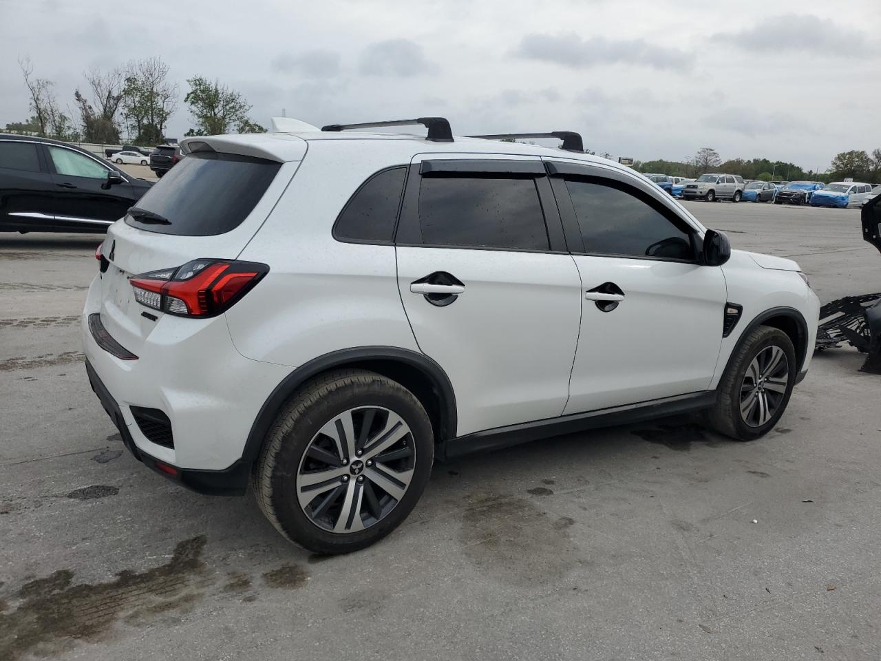 2021 Mitsubishi Outlander - Image 3