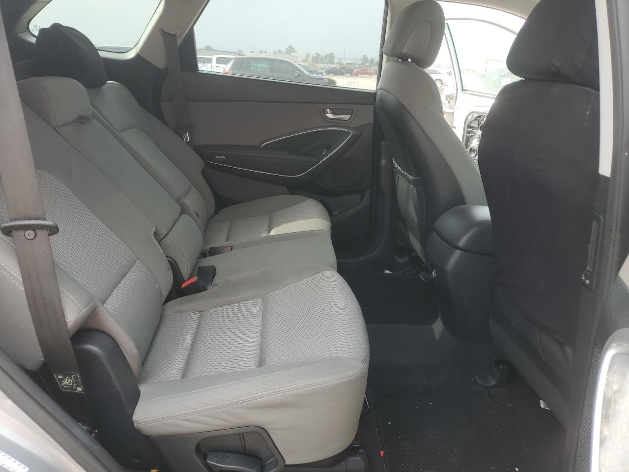 2016 Hyundai Santa Fe - Image 10