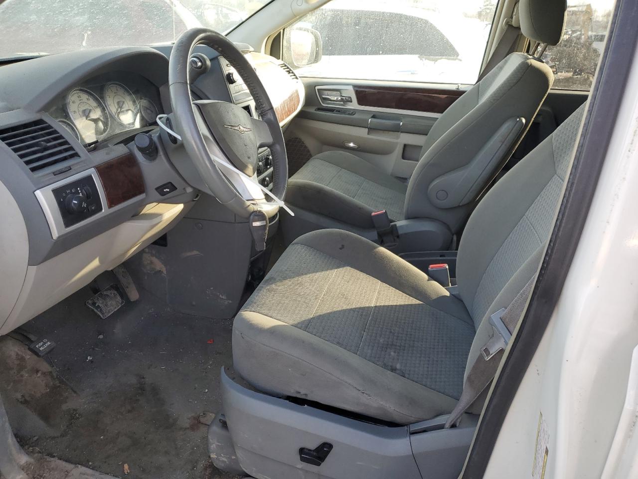 2010 Chrysler Town & Country - Image 7
