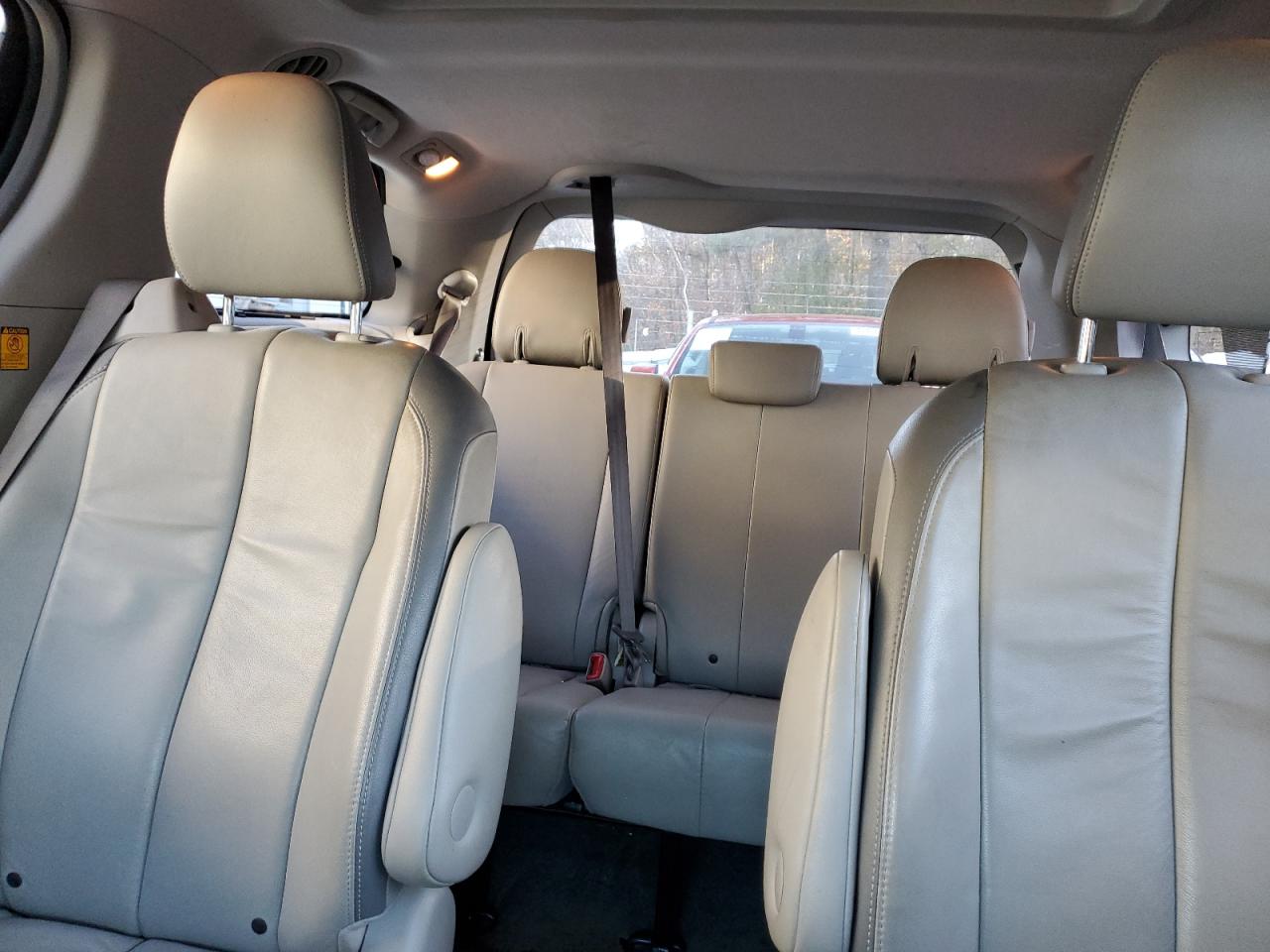 2013 Toyota Sienna - Image 10