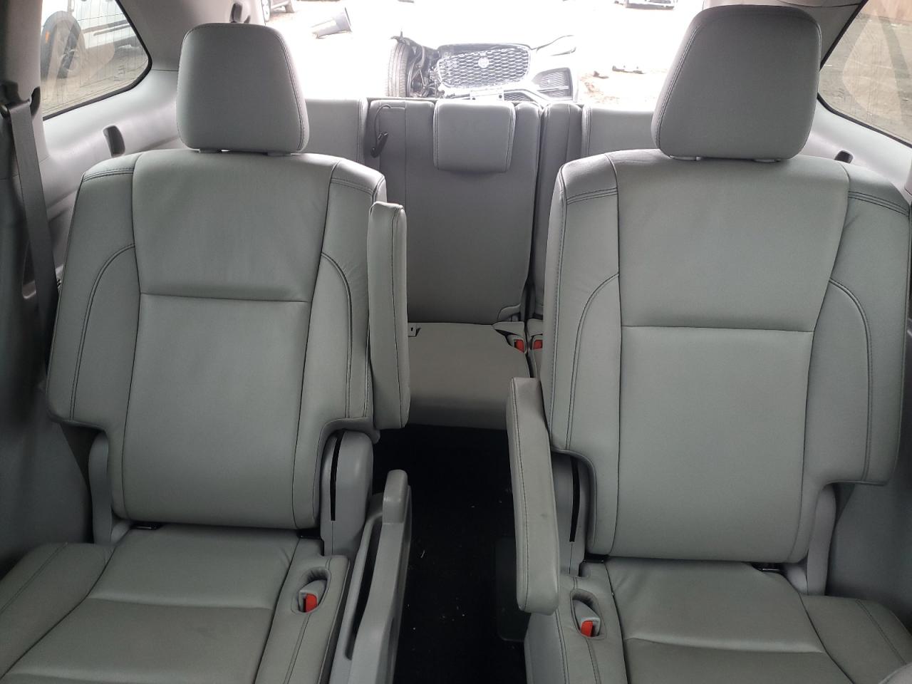 2017 Toyota Highlander - Image 10