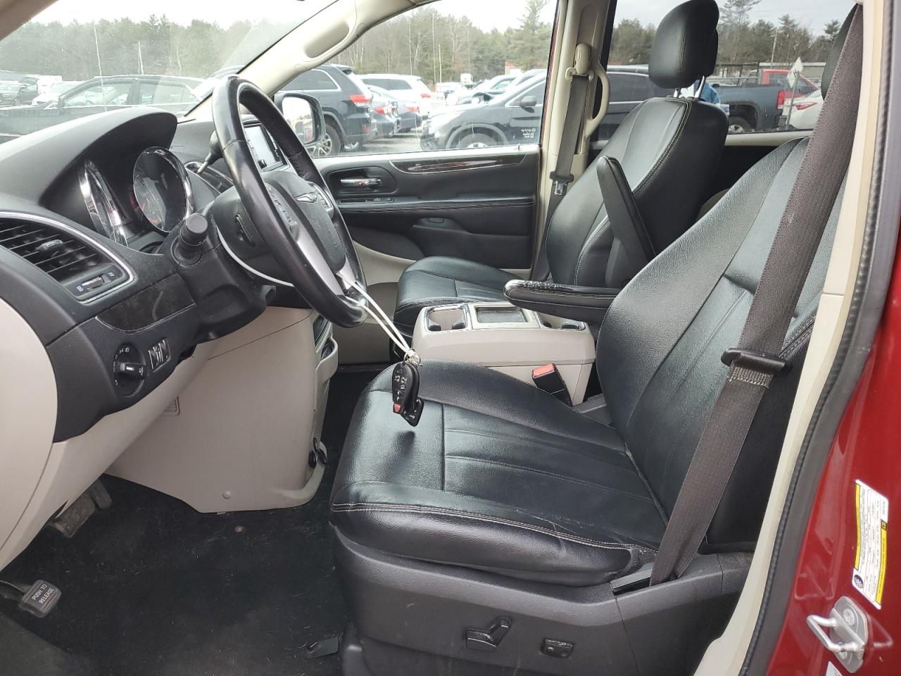 2016 Chrysler Town & Country - Image 7