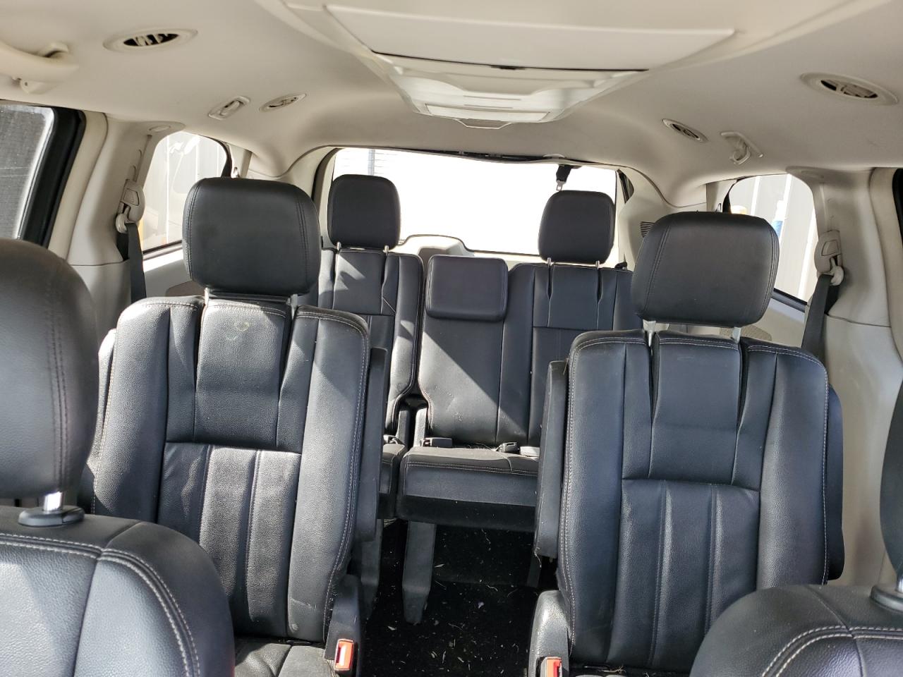 2013 Chrysler Town & Country - Image 10