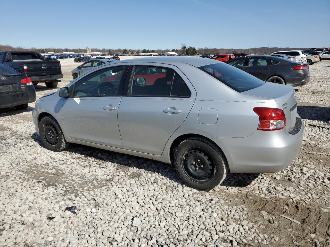 2010 Toyota Yaris - Image 2