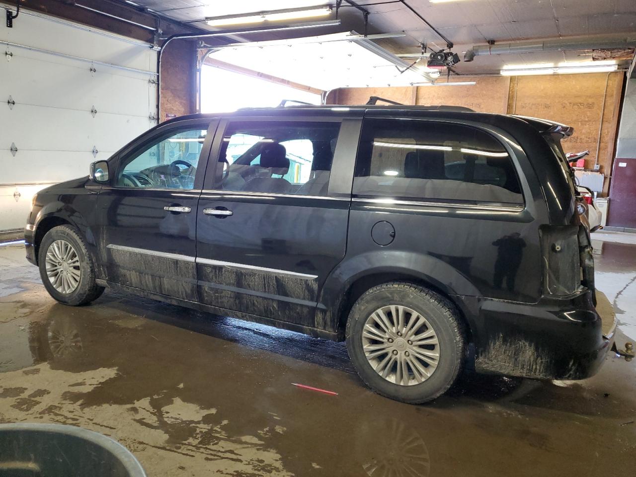 2015 Chrysler Town & Country - Image 2