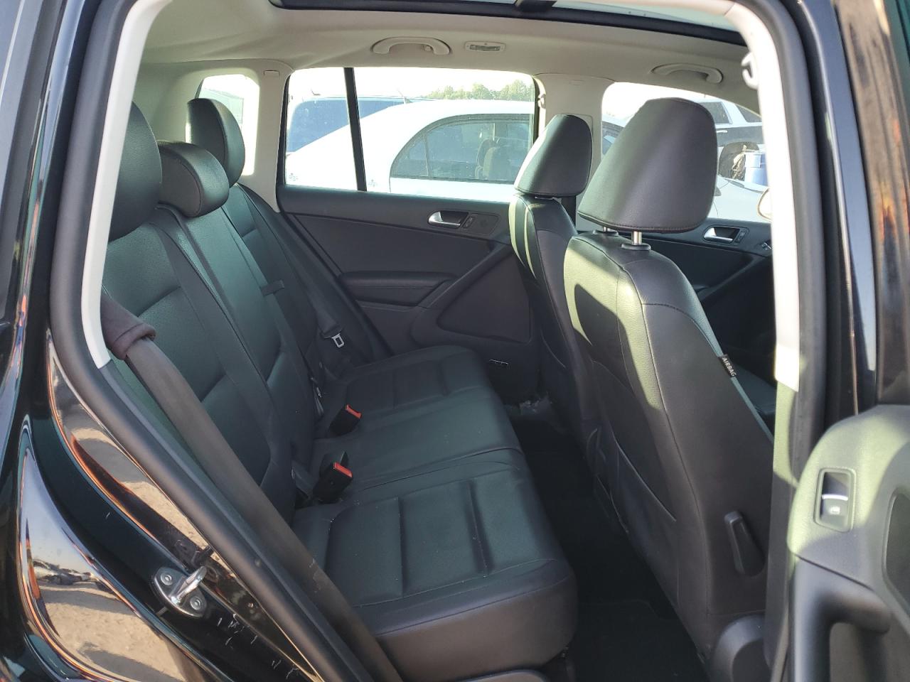2015 Volkswagen Tiguan - Image 11