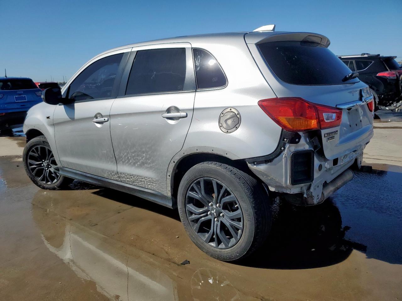 2018 Mitsubishi Outlander - Image 2