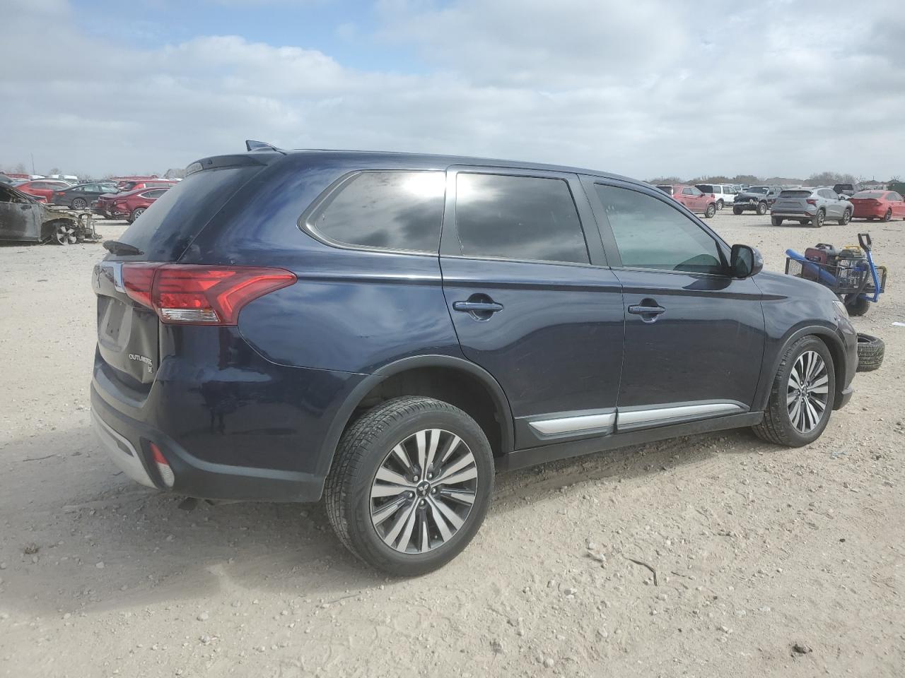 2019 Mitsubishi Outlander - Image 3