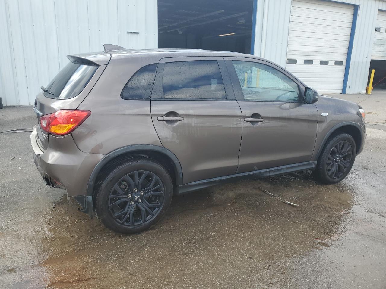 2018 Mitsubishi Outlander - Image 3