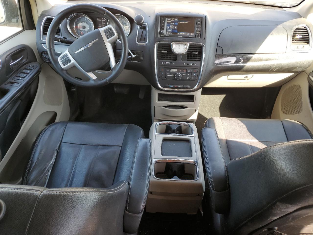 2016 Chrysler Town & Country - Image 8