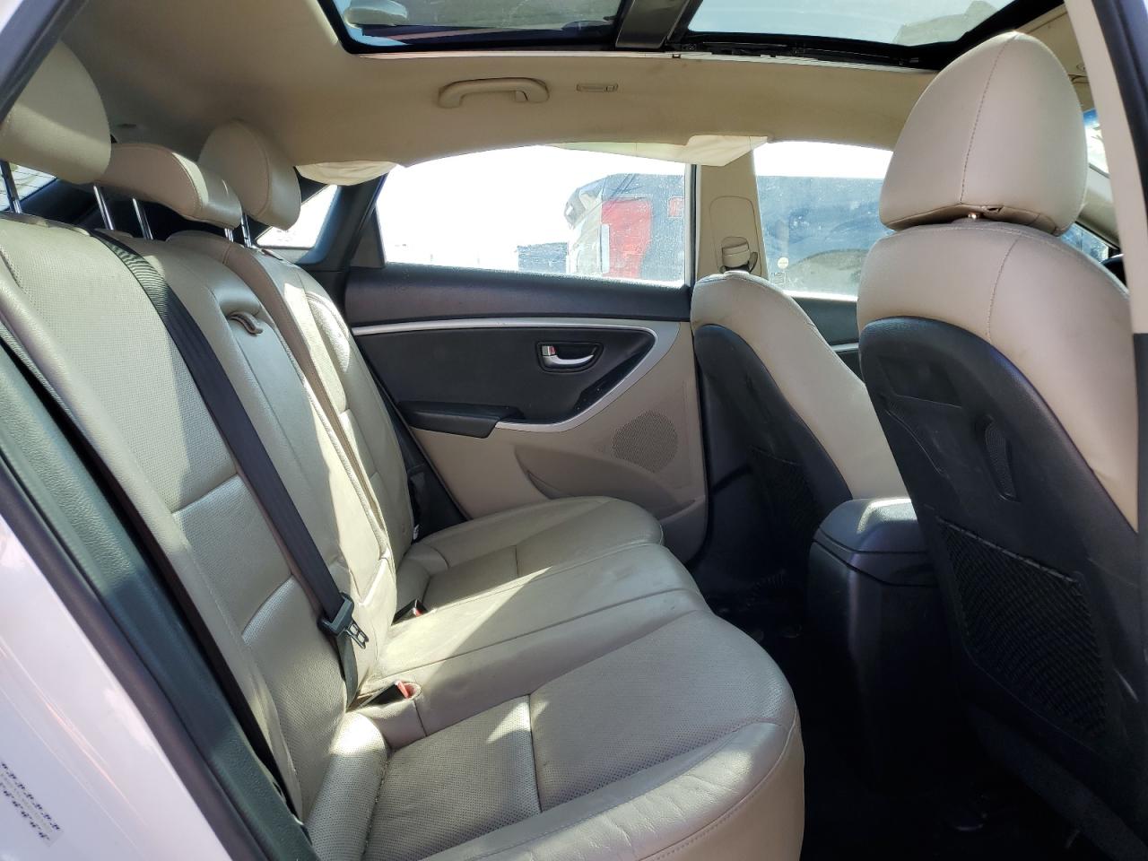 2016 Hyundai Elantra - Image 11