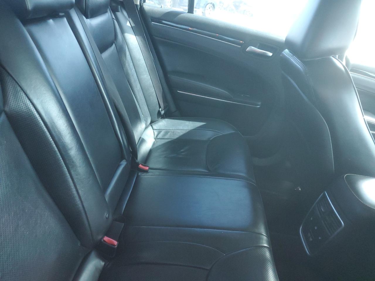 2016 Chrysler 300 - Image 10