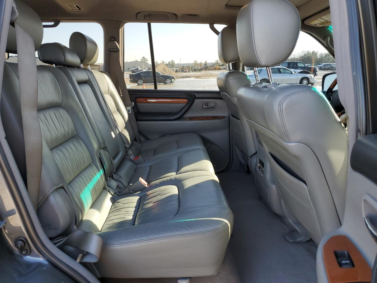 2006 Lexus LX - Image 11