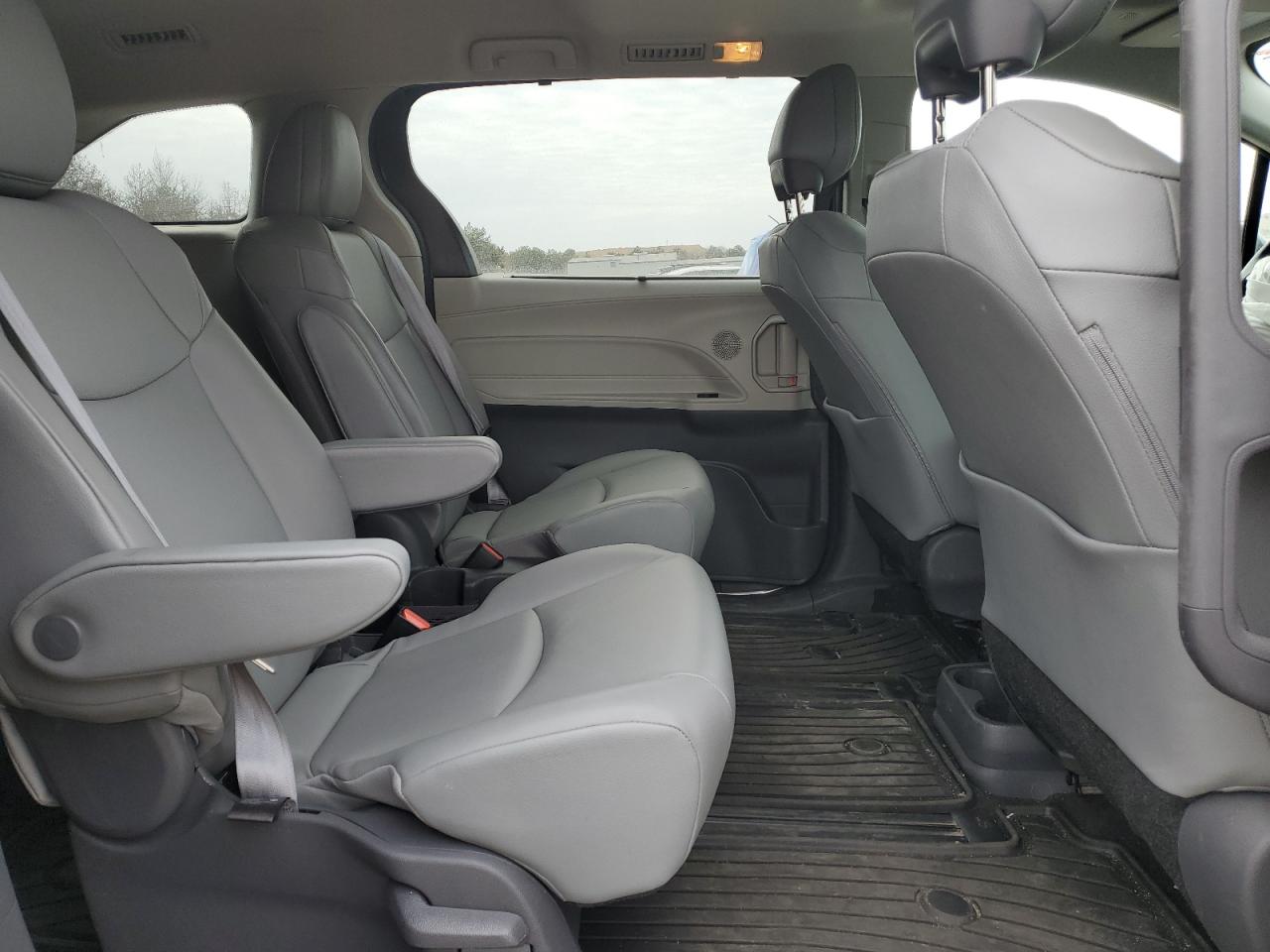2021 Toyota Sienna - Image 11