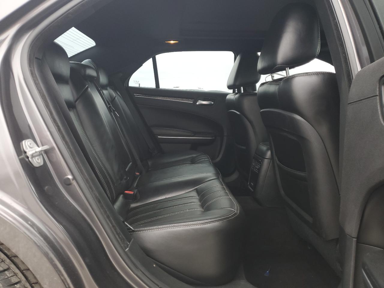 2018 Chrysler 300 - Image 10