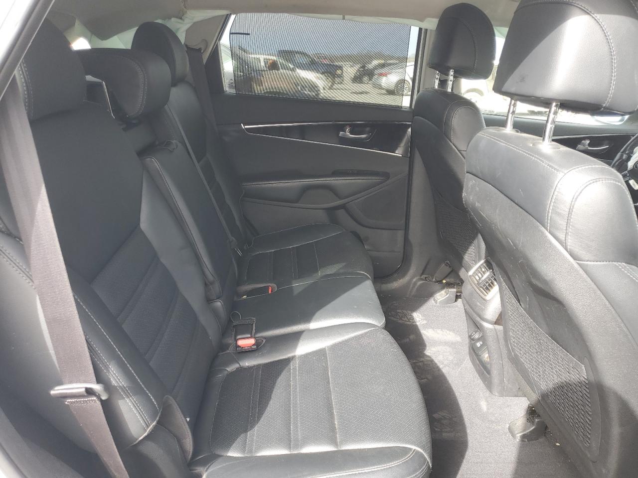 2017 Kia Sorento - Image 11