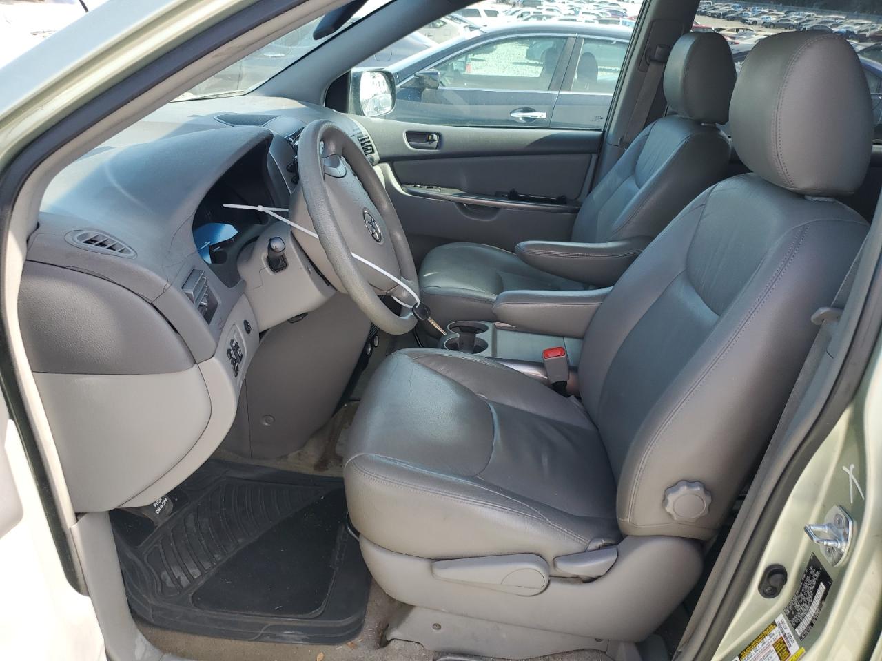 2010 Toyota Sienna - Image 7