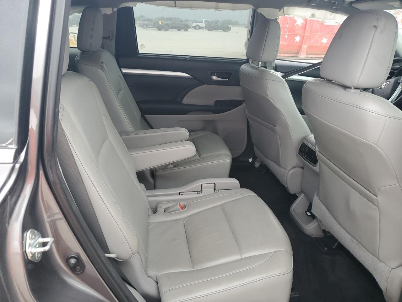 2015 Toyota Highlander - Image 11