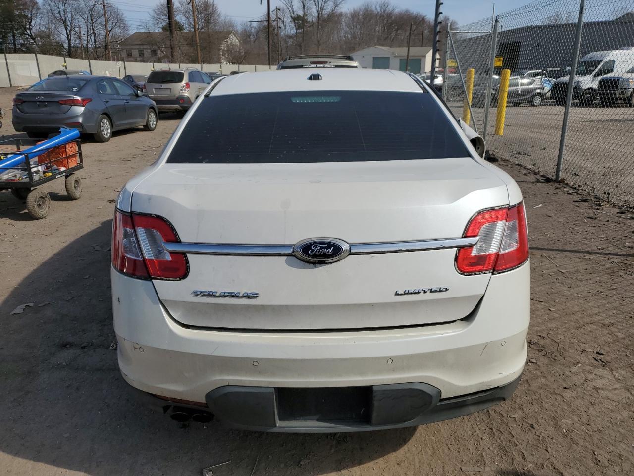 2011 Ford Taurus - Image 6