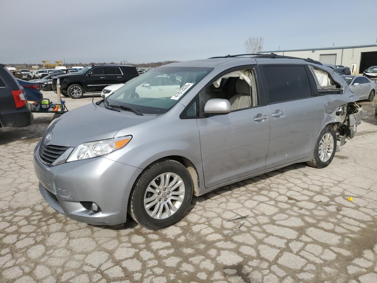 2012 Toyota Sienna Xle for Sale in Kansas City, KS - Rear End