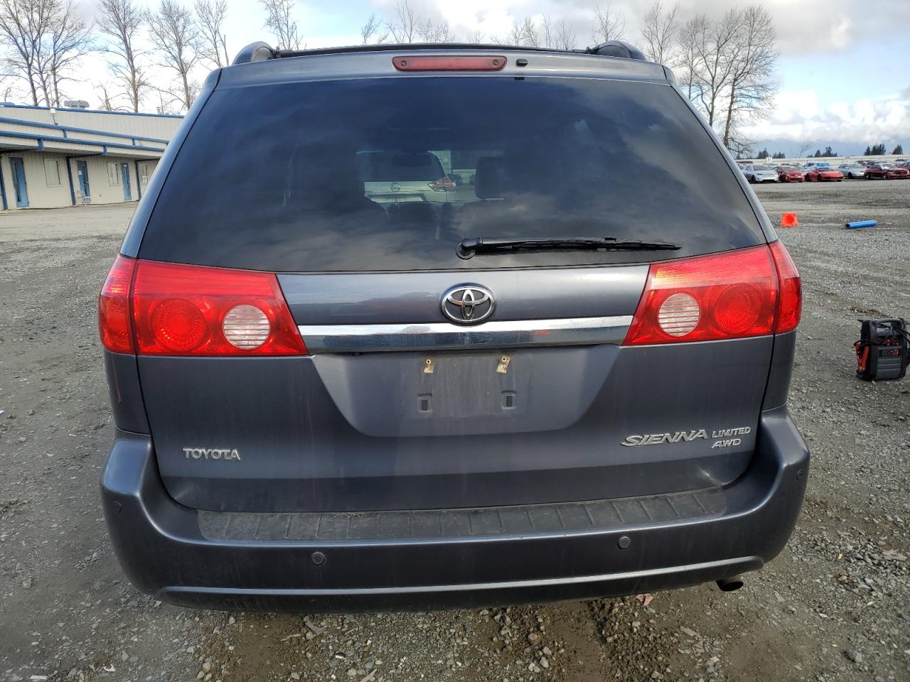 2010 Toyota Sienna - Image 6