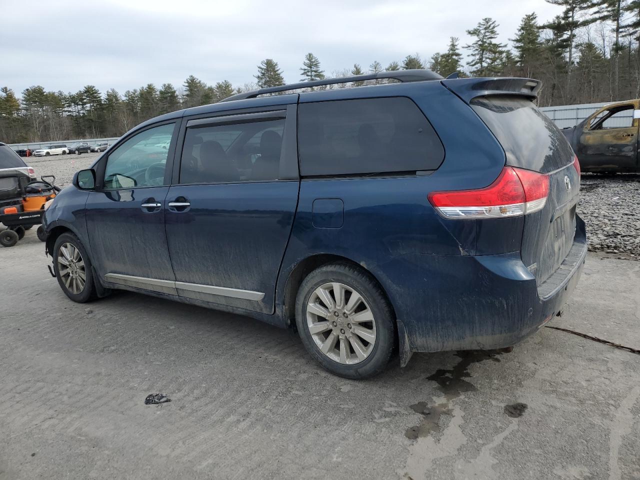 2011 Toyota Sienna - Image 2