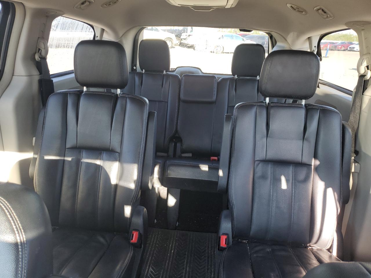 2013 Chrysler Town & Country - Image 10
