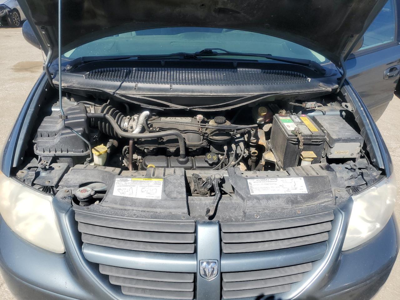2005 Dodge Caravan - Image 12