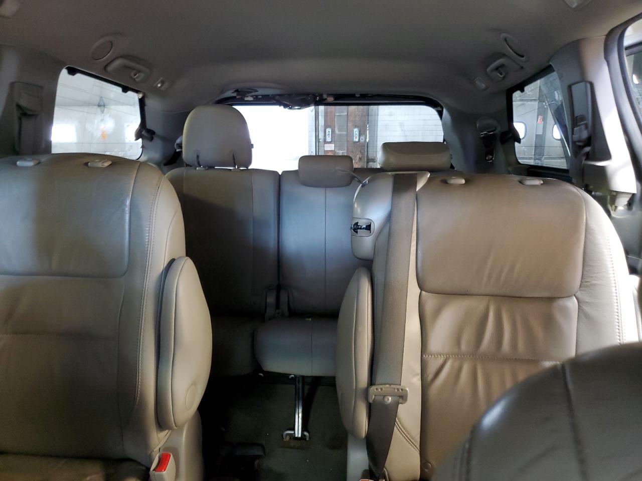 2015 Toyota Sienna - Image 10
