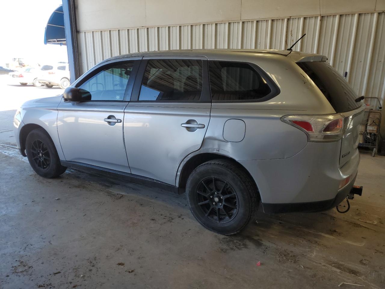 2014 Mitsubishi Outlander - Image 2