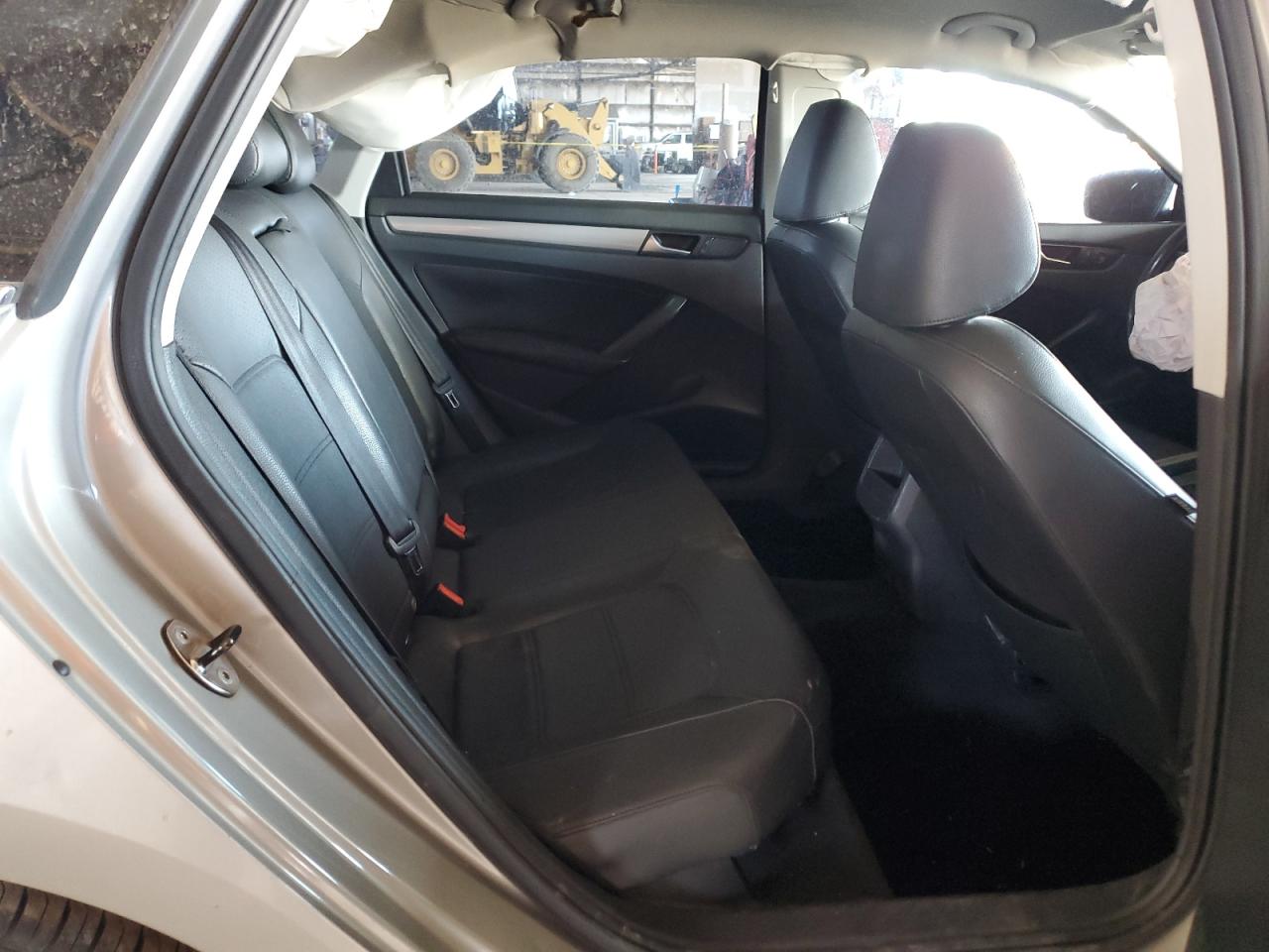 2014 Volkswagen Passat - Image 10