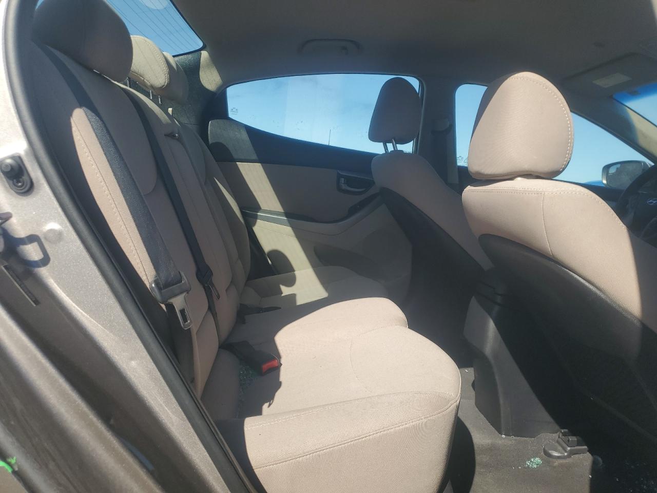 2016 Hyundai Elantra - Image 10