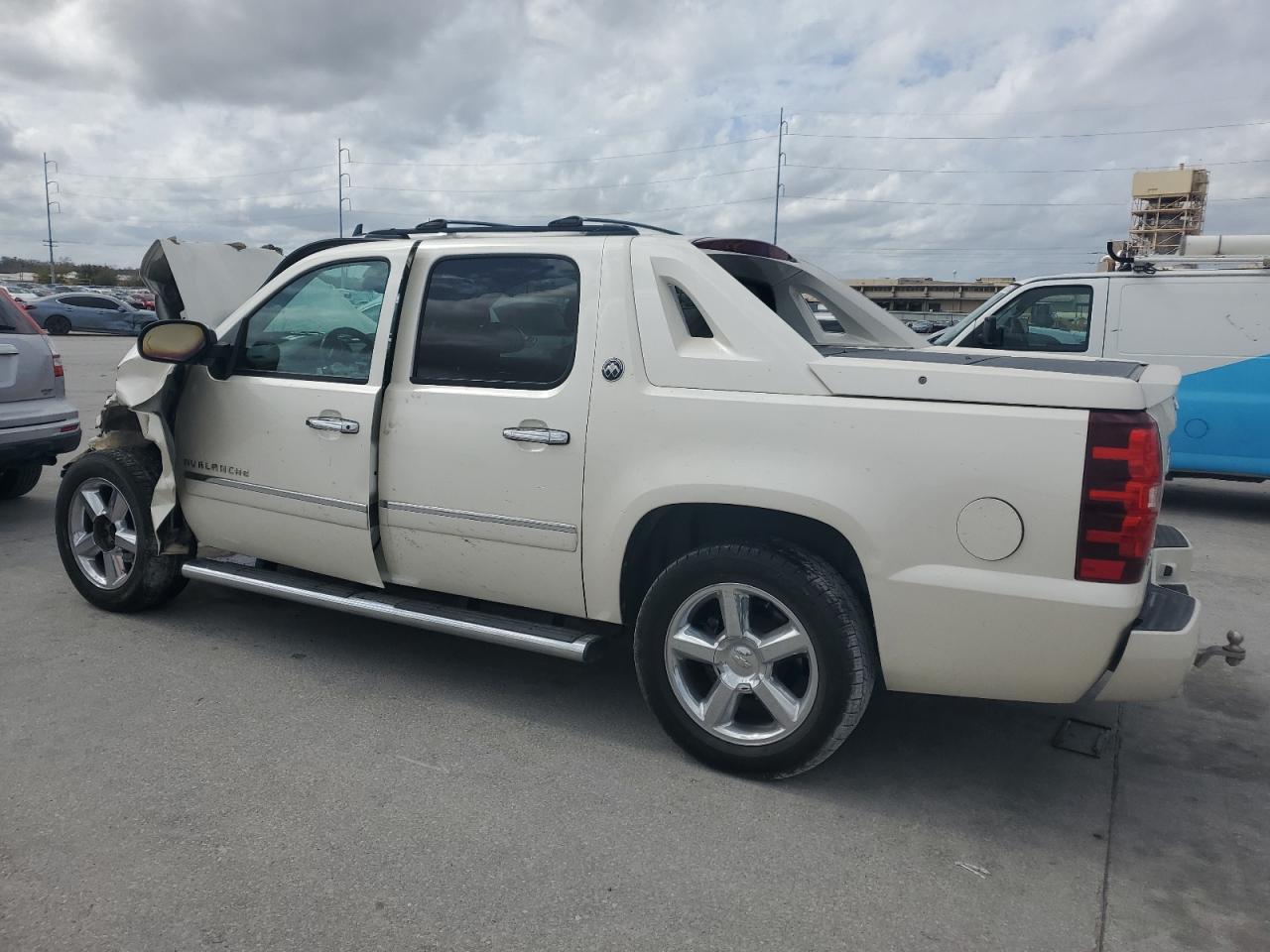 2013 Chevrolet Avalanche - Image 2