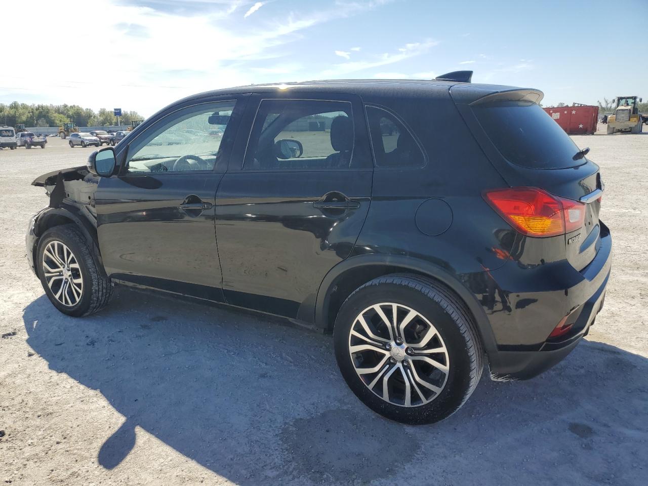 2018 Mitsubishi Outlander - Image 2