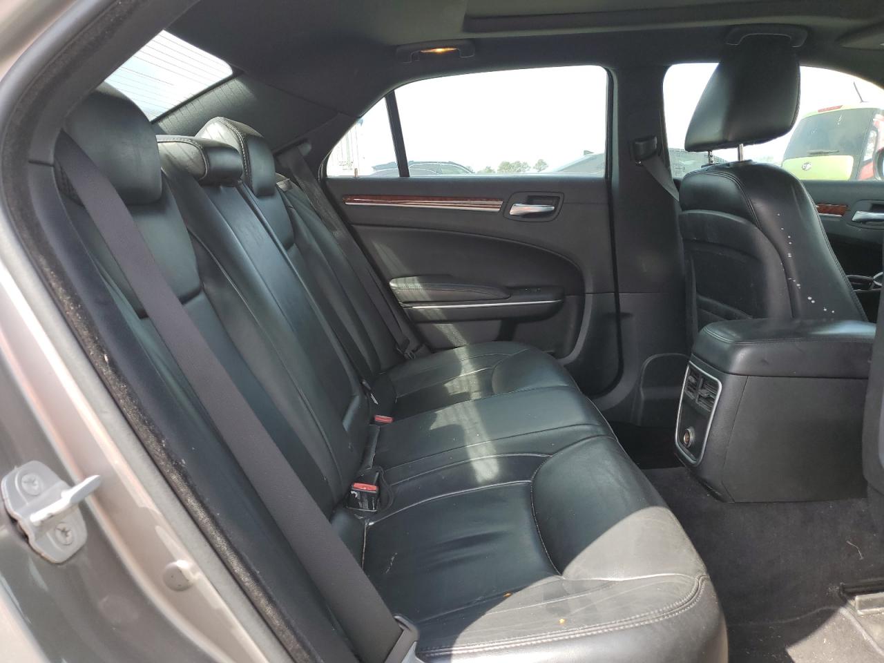 2014 Chrysler 300 - Image 10