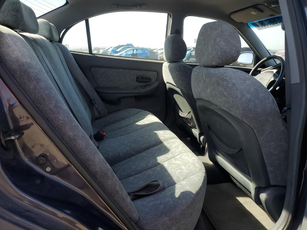 2002 Hyundai Elantra - Image 10