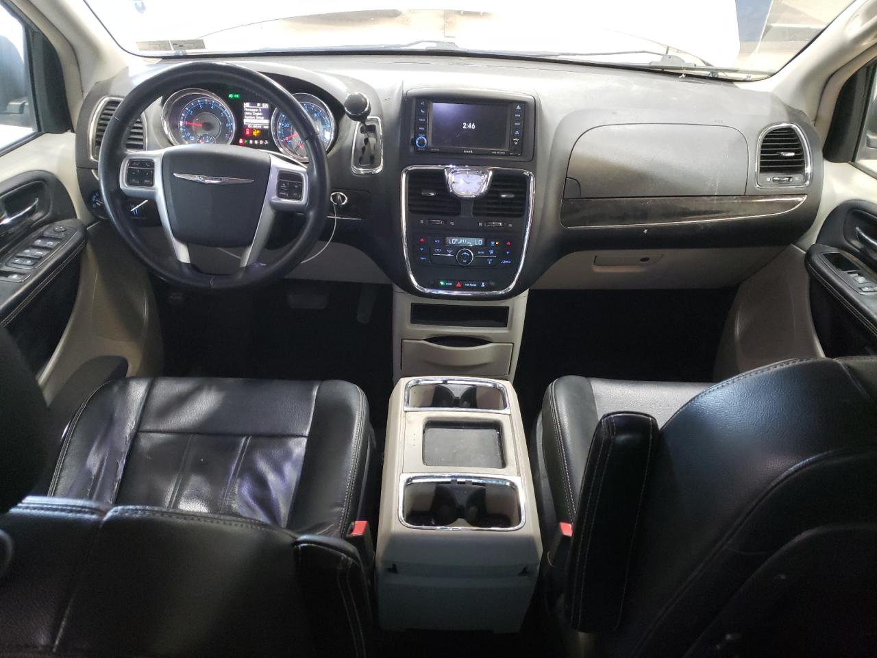 2013 Chrysler Town & Country - Image 8