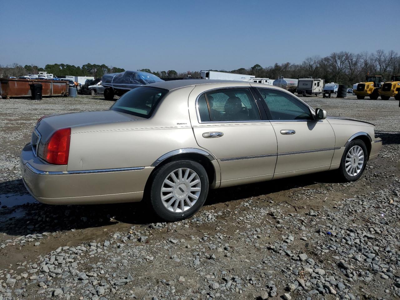 2005 Lincoln Town Car - Image 3