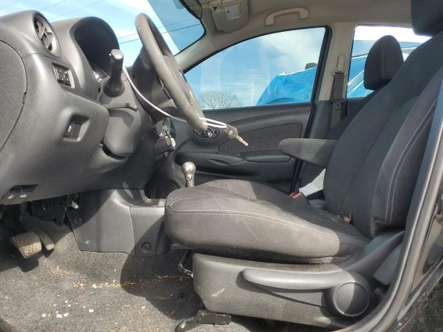 Sedans NISSAN VERSA 2014 Czarny