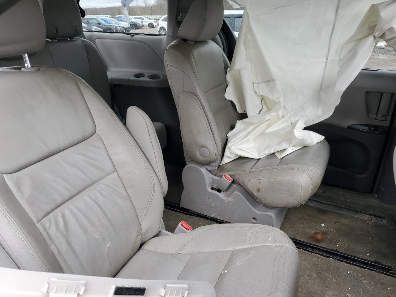 2015 Toyota Sienna - Image 11