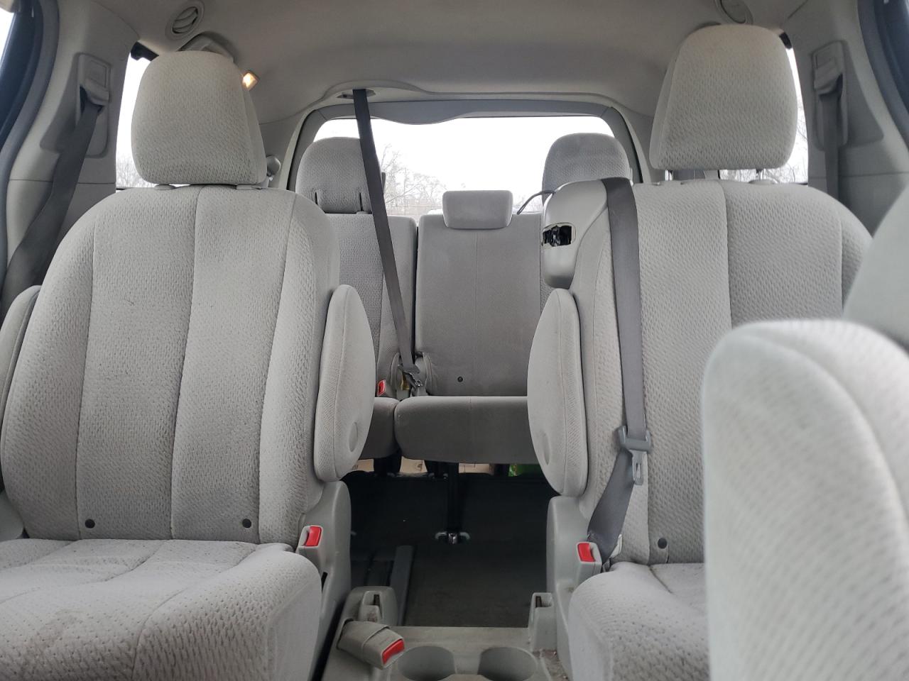 2011 Toyota Sienna - Image 10