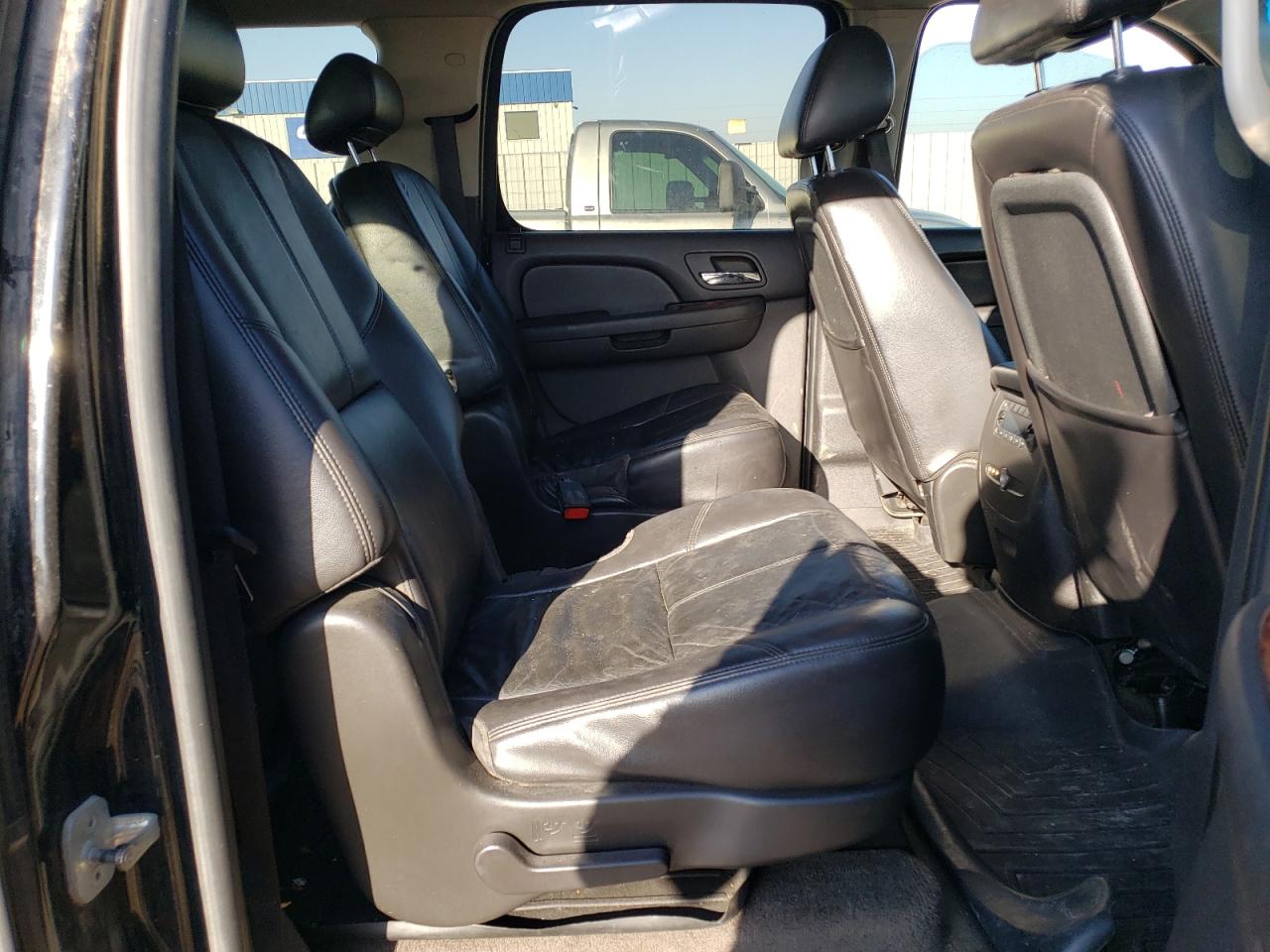2010 Chevrolet Suburban - Image 11