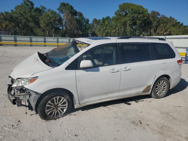 2014 Toyota Sienna Xle