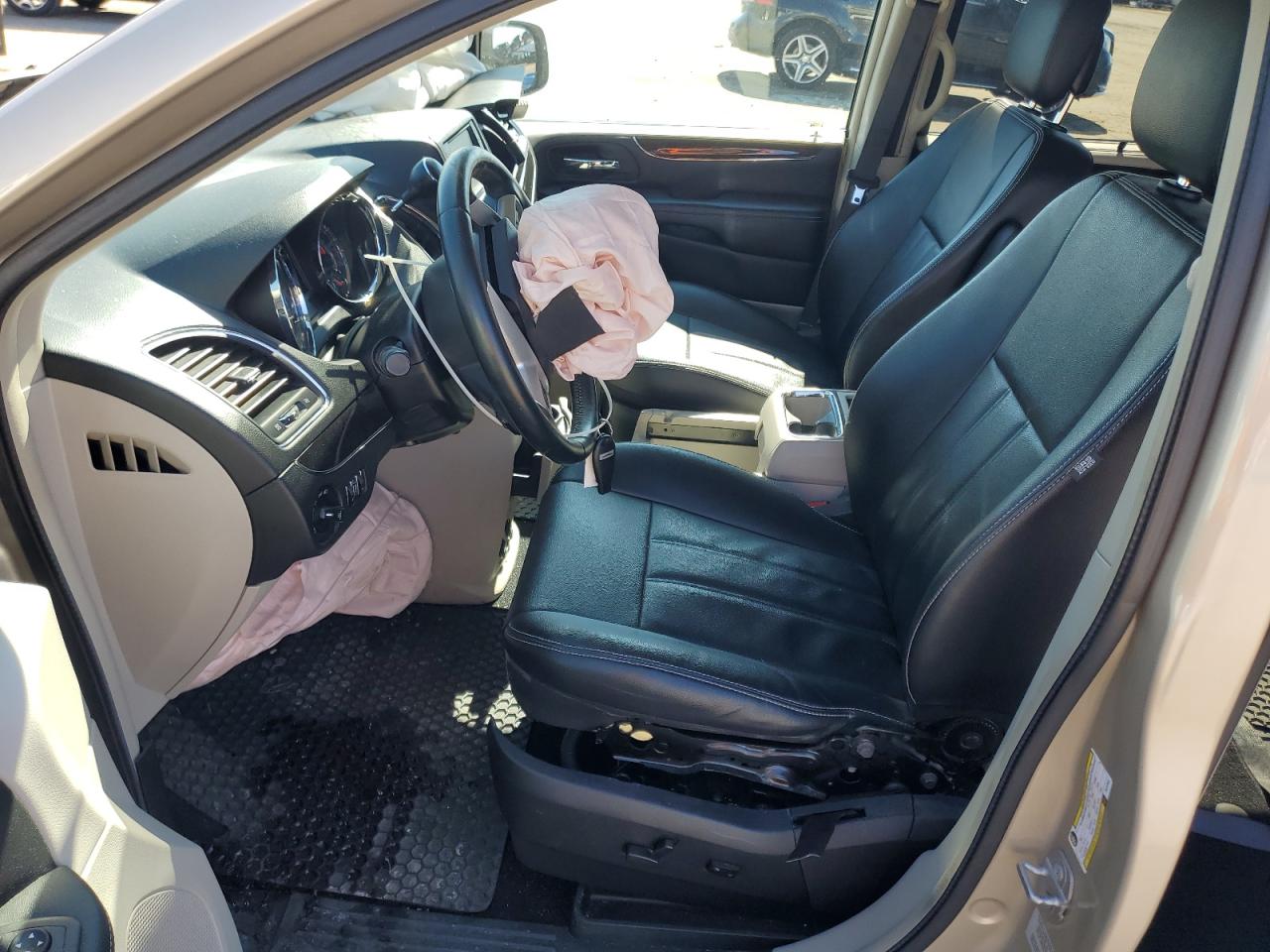 2015 Chrysler Town & Country - Image 7