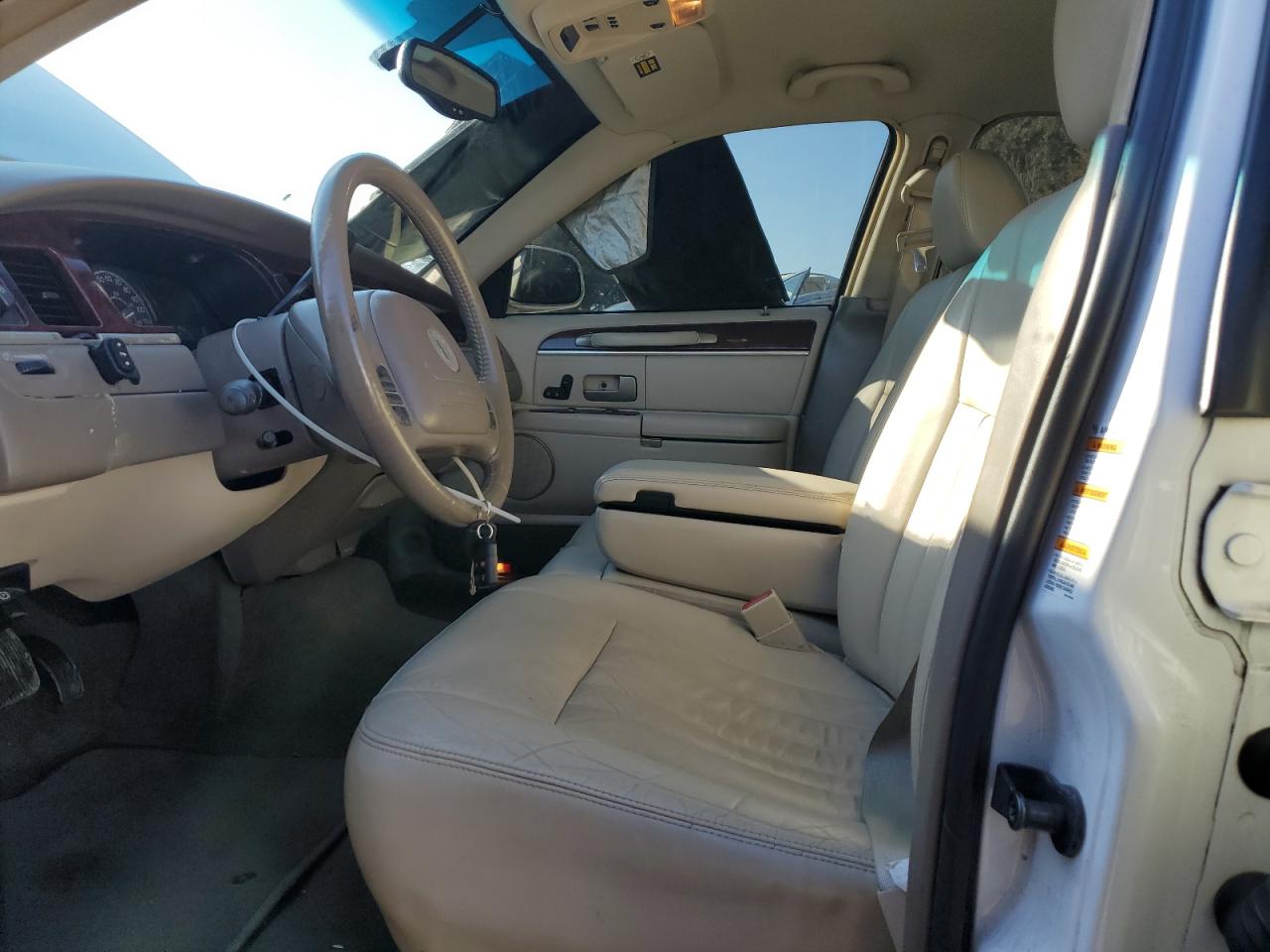 2003 Lincoln Town Car - Image 7